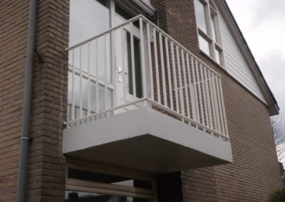 Balkonhekwerk vierkante spijlen wit foto 1