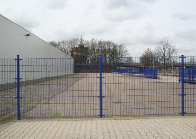 Dubbel staafmat hekwerk blauw, icm spijlen schuifpoort met hanenkam 3