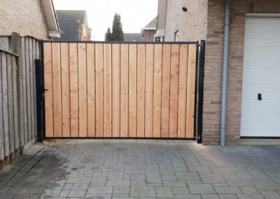 Enkele draaipoort houtvulling breed beide zijdes bekleed aangepaste sluitpaal