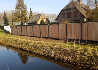 Houtenbetonschutting Douglas met Douglas poort.