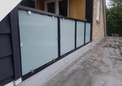 Melkglazen platen tussen stalen frame