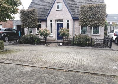 Model z met vierkantjes en kubus bolletje tegen stenen rand