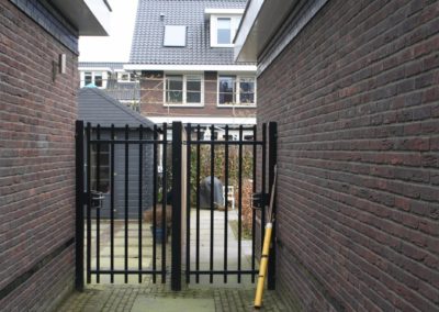 2 enkele spijlenpoorten zwart Adidas gemeenschappelijke draaipaal