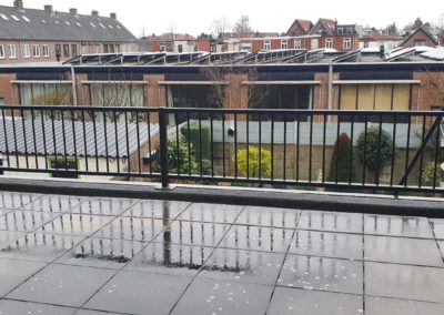 Balkon hekwerk spijlen glad glad bevestigd aan muur.