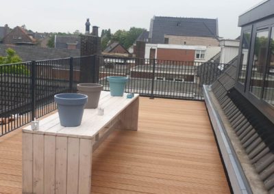 Balkon spijlenhekwerk glad glad op houtenvlonder met voetplaten.