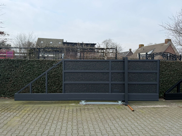 Complete vrijdragende schuifpoort met geperforeerde platen inclusief automatisering plug en play - Afbeelding 2