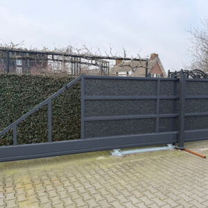 Complete vrijdragende schuifpoort met geperforeerde platen inclusief automatisering plug en play