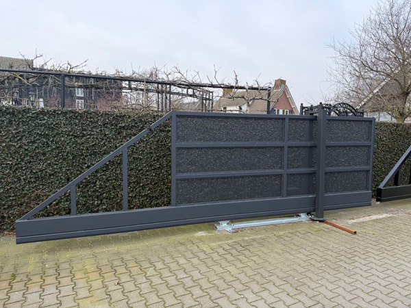 Complete vrijdragende schuifpoort met geperforeerde platen inclusief automatisering plug en play