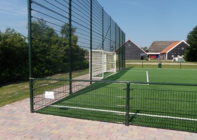 Dubbel staafmat hekwerk tbv speelveld hoog met goal