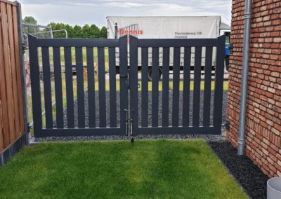 Dubbele brede spijlen poort tussen muur en hout beton schutting. (2)