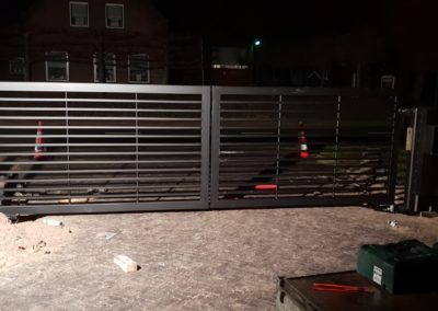 Dubbele draaipoort horizontale lamellen geautomatiseerd in aanbouw