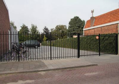 Dubbele spijlenpoort Adidas met vast hekwerk uitrit vrijlaten