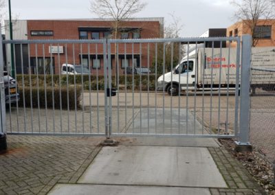 Dubbele spijlenpoort glad-glad galva met hanenkam achteraanzicht