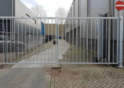 Dubbele spijlenpoort glad-glad galva met hanenkam vooraanzicht