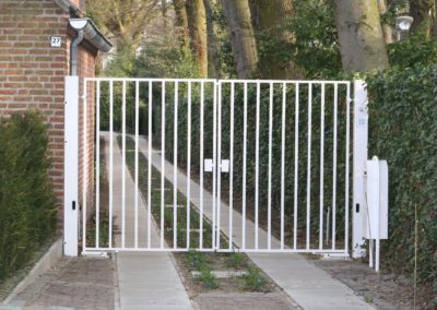 Dubbele spijlenpoort in frame vierkante spijlen wit