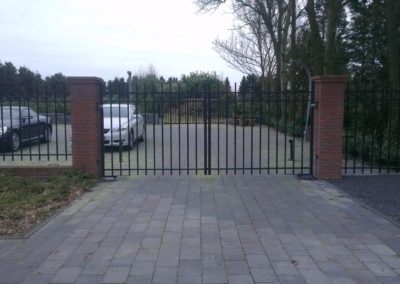 Dubbele spijlenpoort met extra ligger en vierkantjes