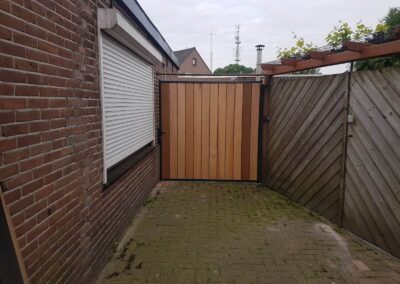 Enkele draaipoort met hout zonder staanders