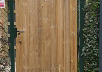 Enkele poort bekleed met hout aan een zijde 2