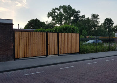 Enkele poort met houtvulling met 2 passtukken