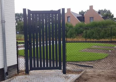 Enkele spijlenpoort brede spijl tussen gaas