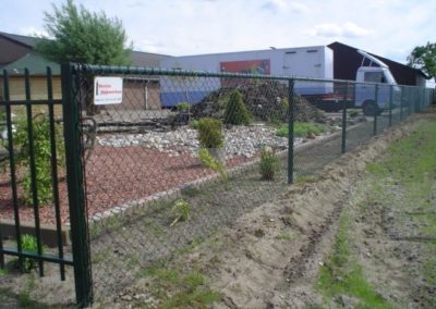 Gaashekwerk groen naast spijlenhekwerk