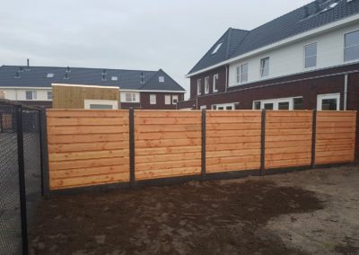 Hout-betonschutting horizontale panelen