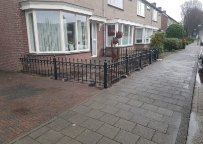 Sierhekwerk enkele spijl met krul en dennenappel 2