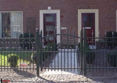 Sierpoort__sierhekwerk__enkele_draaipoort__sierpoort__toegang__krul__detail__voortuin-307-800-600-80-wm-left_bottom-100-sdnlogothumbpng